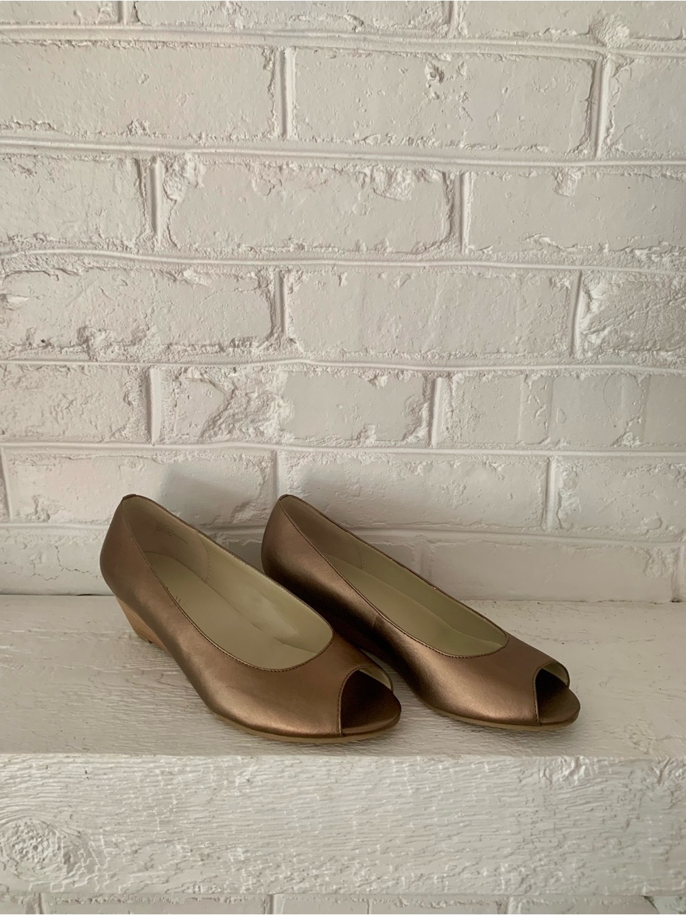 NWOT Markon Bronze Leather Slip On Peep Toe Wedge Heel Women's US 9W